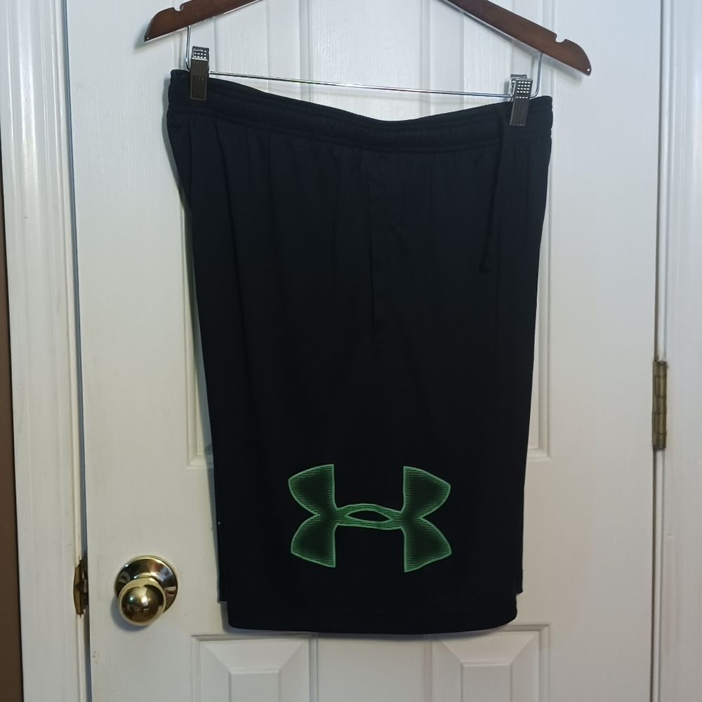 NWOT LARGE UNDER ARMOUR MENS BASKET BALL SHORTS BLACK